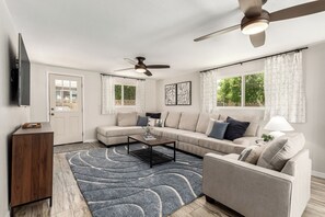 Smart TV, books, computer monitors - Family-Friendly 4BDRM in OldTown Scottsdale w/Pool, Garage, Fenced Yard! (Scottsdale)