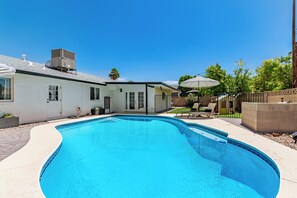 Outdoor pool - Family-Friendly 4BDRM in OldTown Scottsdale w/Pool, Garage, Fenced Yard! (Scottsdale)