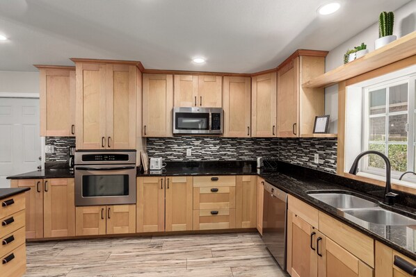 Mikrowelle, Ofen, Herdplatte, Geschirrspüler