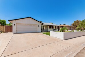 Exterior - Family-Friendly 4BDRM in OldTown Scottsdale w/Pool, Garage, Fenced Yard! (Scottsdale)
