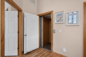 CC230: A Shore Thing | TL Elevator (Goes to All Floors)