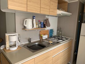 Réfrigérateur, micro-ondes, grille-pain