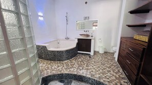 Toallas, jabón, papel de baño 