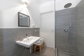 Shower, hair dryer, towels - Apartment 'Lago Azzurro' with Lake View, Wi-Fi and Air Conditioning (Bellagio)