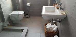 Dusche, Haartrockner, Handtücher