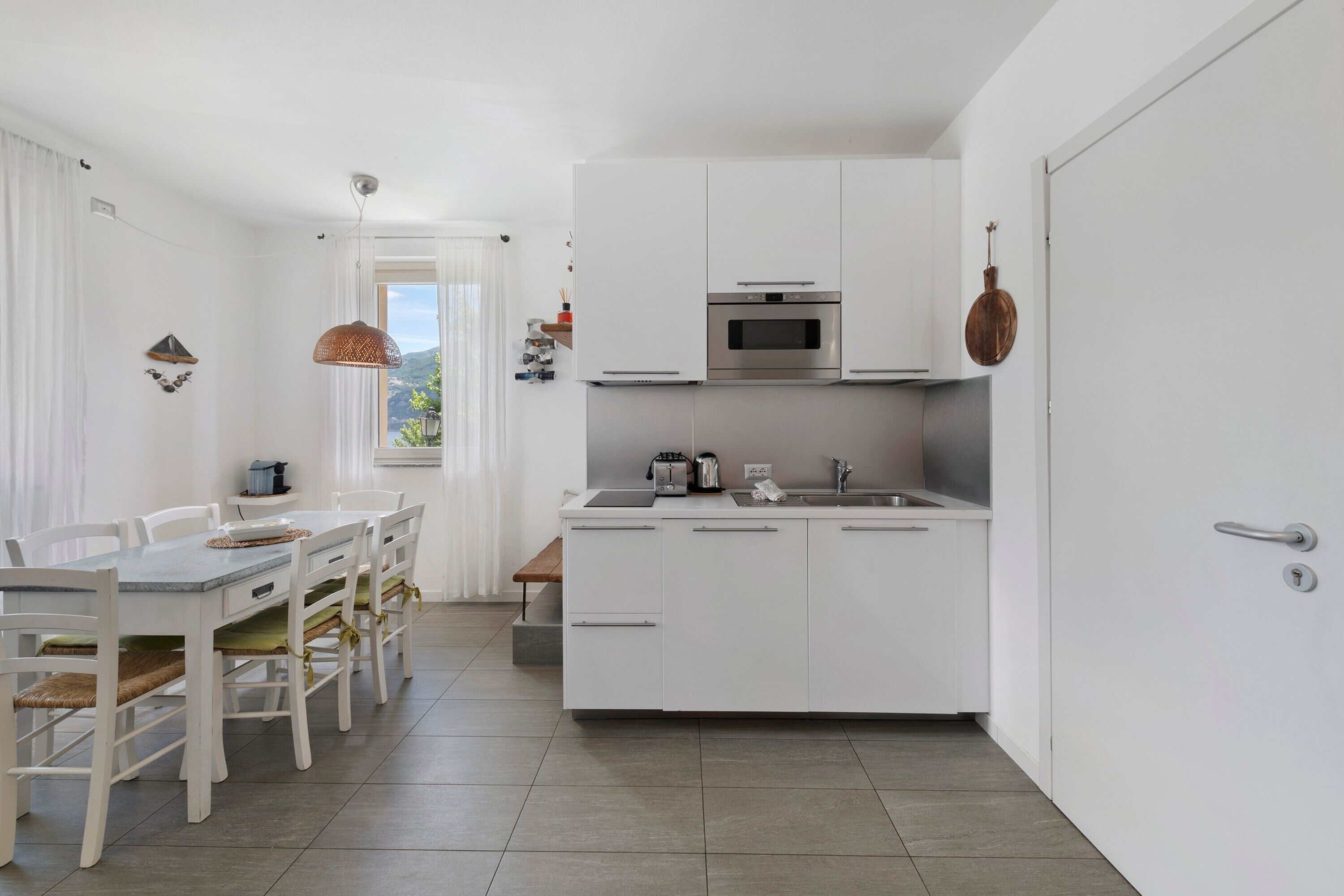 Fridge, oven, stovetop, coffee/tea maker