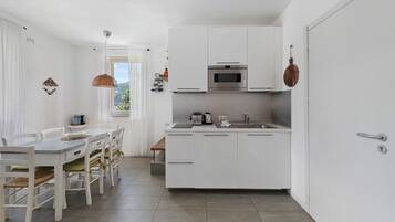 Fridge, oven, stovetop, coffee/tea maker