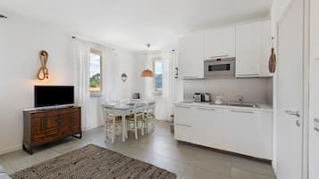 Fridge, oven, stovetop, coffee/tea maker