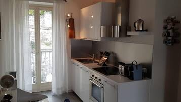 Cafetera o tetera, frigorífico, horno y placa de cocina