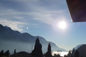 Un paisaje montañoso con un lago y cielo despejado.