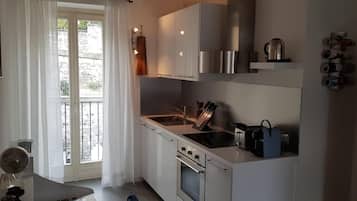 Kühlschrank, Ofen, Herdplatte, Wasserkocher mit Kaffee-/Teezubehör