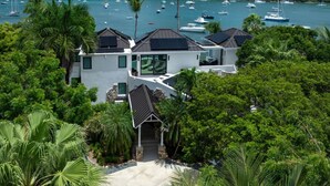 Ein modernes Haus mit Blick auf eine Marina.