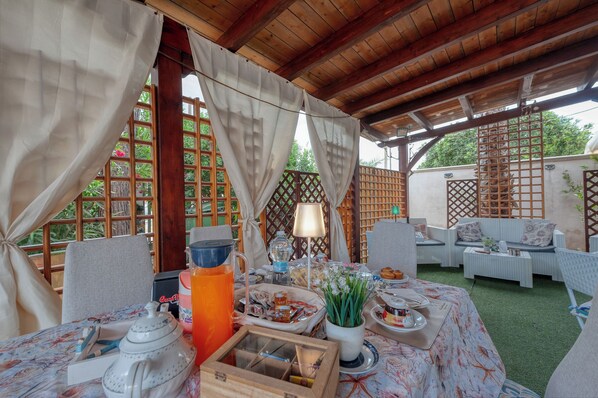 Outdoor dining - Room 'Camera 3' with Shared Garden, Wi-Fi and Air Conditioning (san pietro in bevagna)