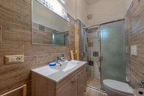 Ducha, secador de pelo y toallas