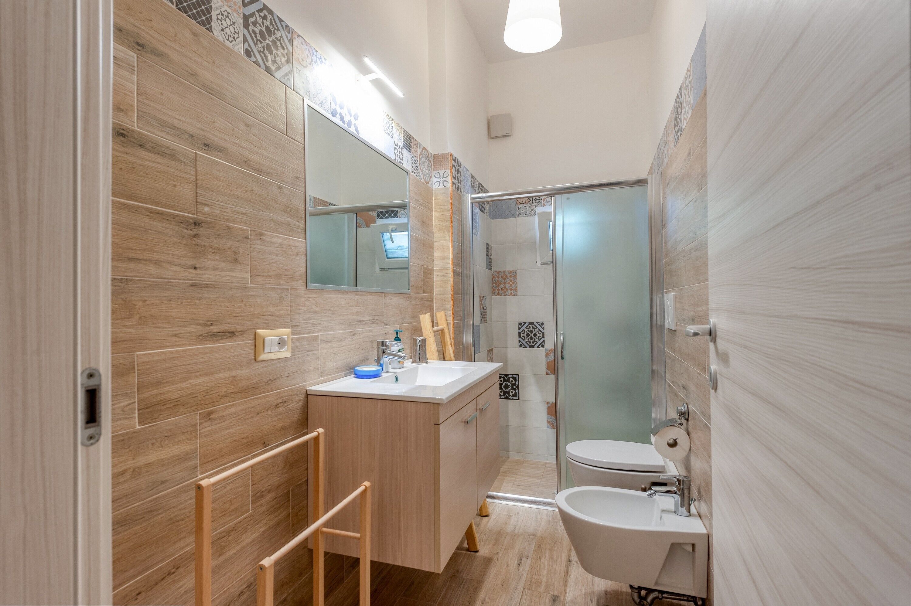 Ducha, secador de pelo, toallas