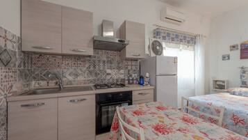 Kühlschrank, Ofen, Herdplatte, Wasserkocher mit Kaffee-/Teezubehör