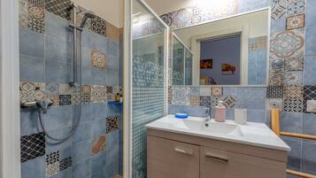 Regadera, secadora de cabello, toallas