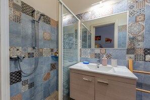 Shower, hair dryer, towels - Room 'Camera 4' with Shared Garden, Wi-Fi and Air Conditioning (san pietro in bevagna)