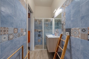 Een douche, een haardroger, handdoeken