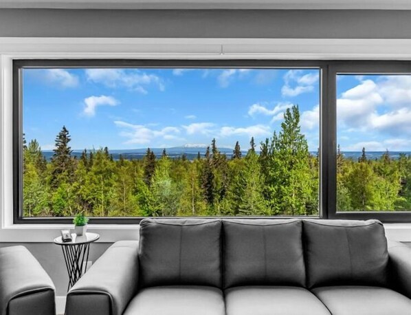 Smart TV, fireplace - Mountain Lake Sanctuary in Alaska (Anchorage)