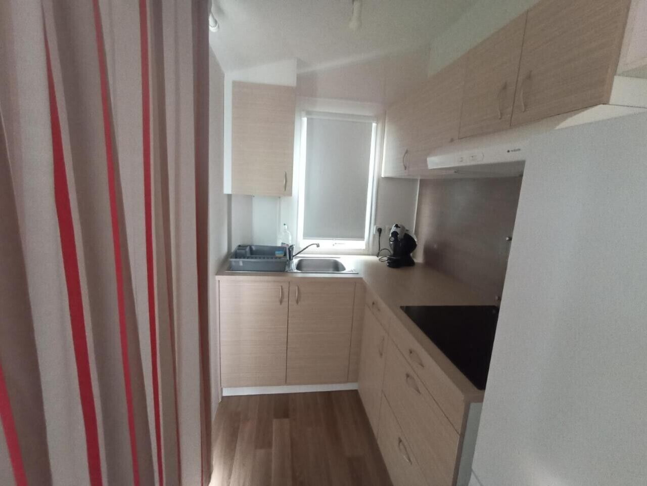 Frigorifero, microonde, piano cottura, macchina per tè/caffè