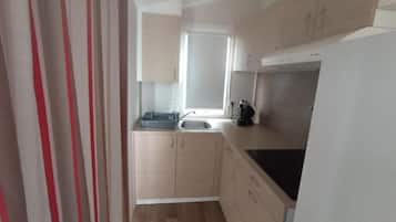 Frigorifero, microonde, piano cottura, macchina per tè/caffè