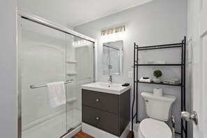 Douche, sèche-cheveux, serviettes fournies
