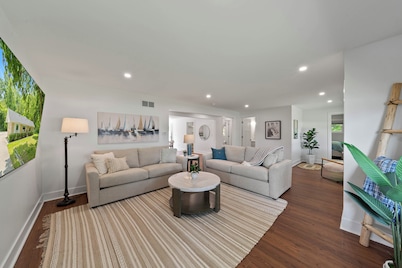 Spare Time Retreat | Renovated | Walk to Town| Next to Bowling Alley|Parking|Fire Table|Grill