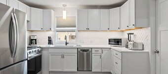 Spare Time Retreat | Renovated | Walk to Town| Next to Bowling Alley|Parking|Fire Table|Grill