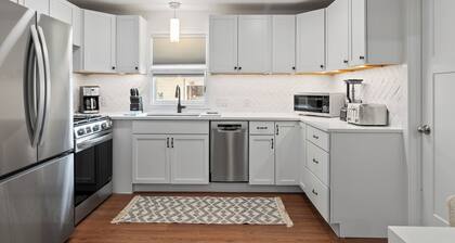 Spare Time Retreat | Renovated | Walk to Town| Next to Bowling Alley|Parking|Fire Table|Grill