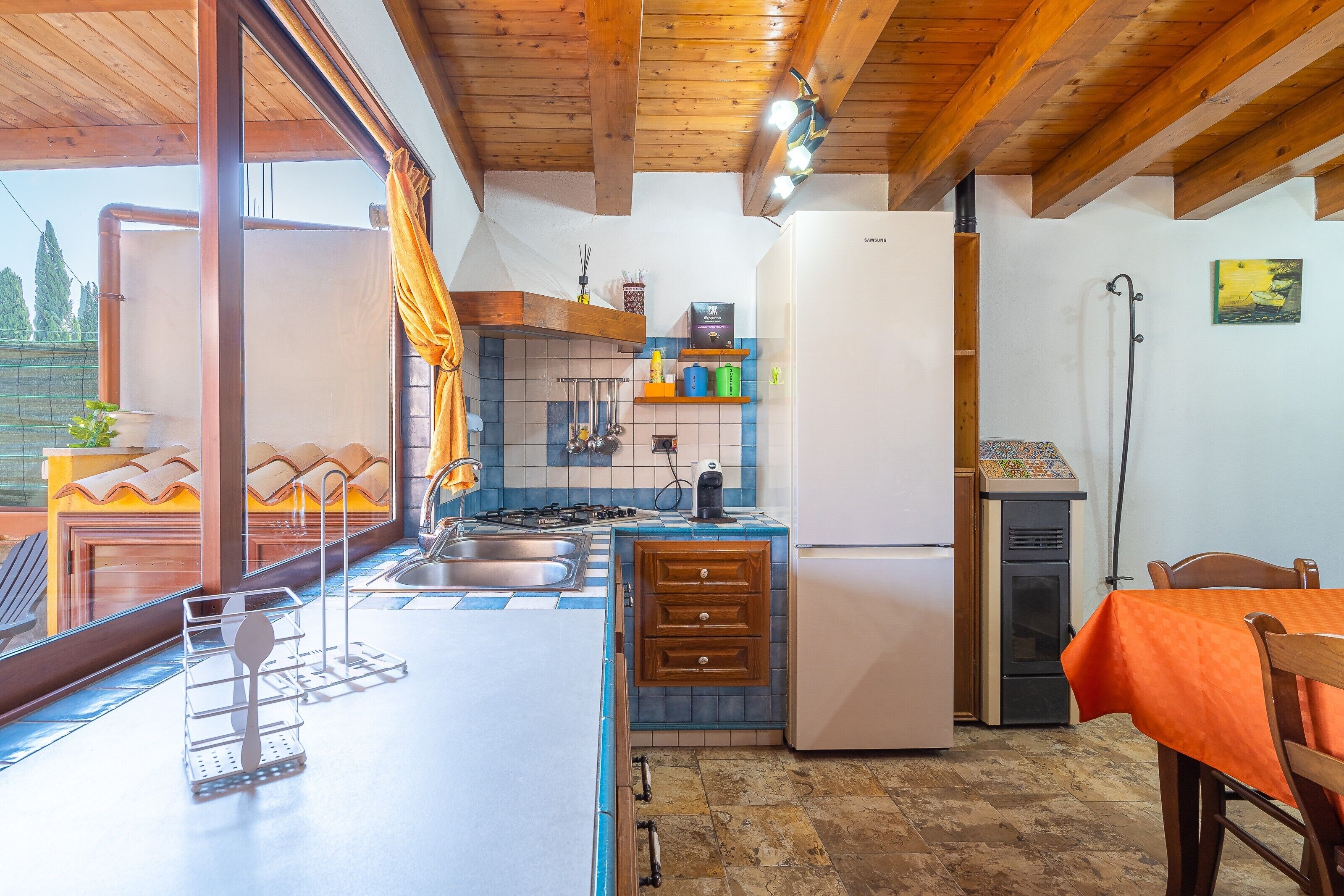 Fridge, oven, stovetop, coffee/tea maker