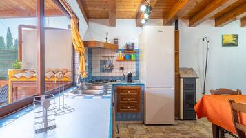 Réfrigérateur, four, plaque de cuisson, cafetiÚre/bouilloire