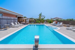 Pool - Apartment 'In Villa Luana' with Mountain View, Wi-Fi and Air Conditioning (NOTO)