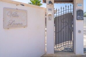 A gated entrance with a sign reading 'Villa Luana' and a number '19/65' on the wall. - Studio 'Luana' with Panoramic View, Wi-Fi and Air Conditioning (NOTO)