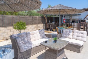 Outdoor dining - Studio 'Luana' with Mountain View, Wi-Fi and Air Conditioning (NOTO)
