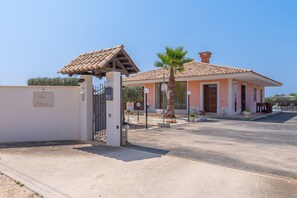 Exterior - Studio 'Luana' with Mountain View, Wi-Fi and Air Conditioning (NOTO)