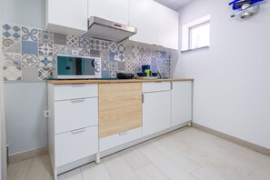 Refrigerador, microondas, parrilla de estufa y cafetera y tetera 
