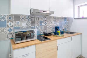 Kühlschrank, Mikrowelle, Herdplatte, Wasserkocher mit Kaffee-/Teezubehör