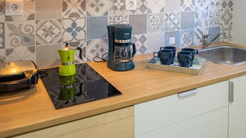 Cafetera/tetera, refrigerador, microondas, placa de cocina