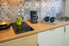 Fridge, microwave, stovetop, coffee/tea maker