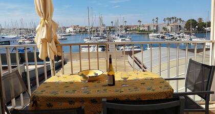 Large 2 bed apartment / Centre Port