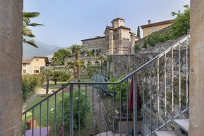 Property grounds - Holiday Home 'La Guardiola' with Mountain View, Wi-Fi and Air Conditioning (Riva del Garda)