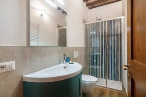 Douche, sèche-cheveux, serviettes fournies
