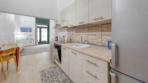 Una cocina moderna con fregadero, encimera y armarios.