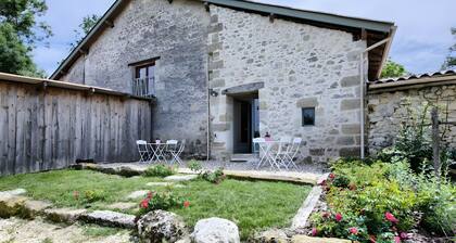 La Grange d'Oustaud avec piscine et vue sur la campagne et charme authentique