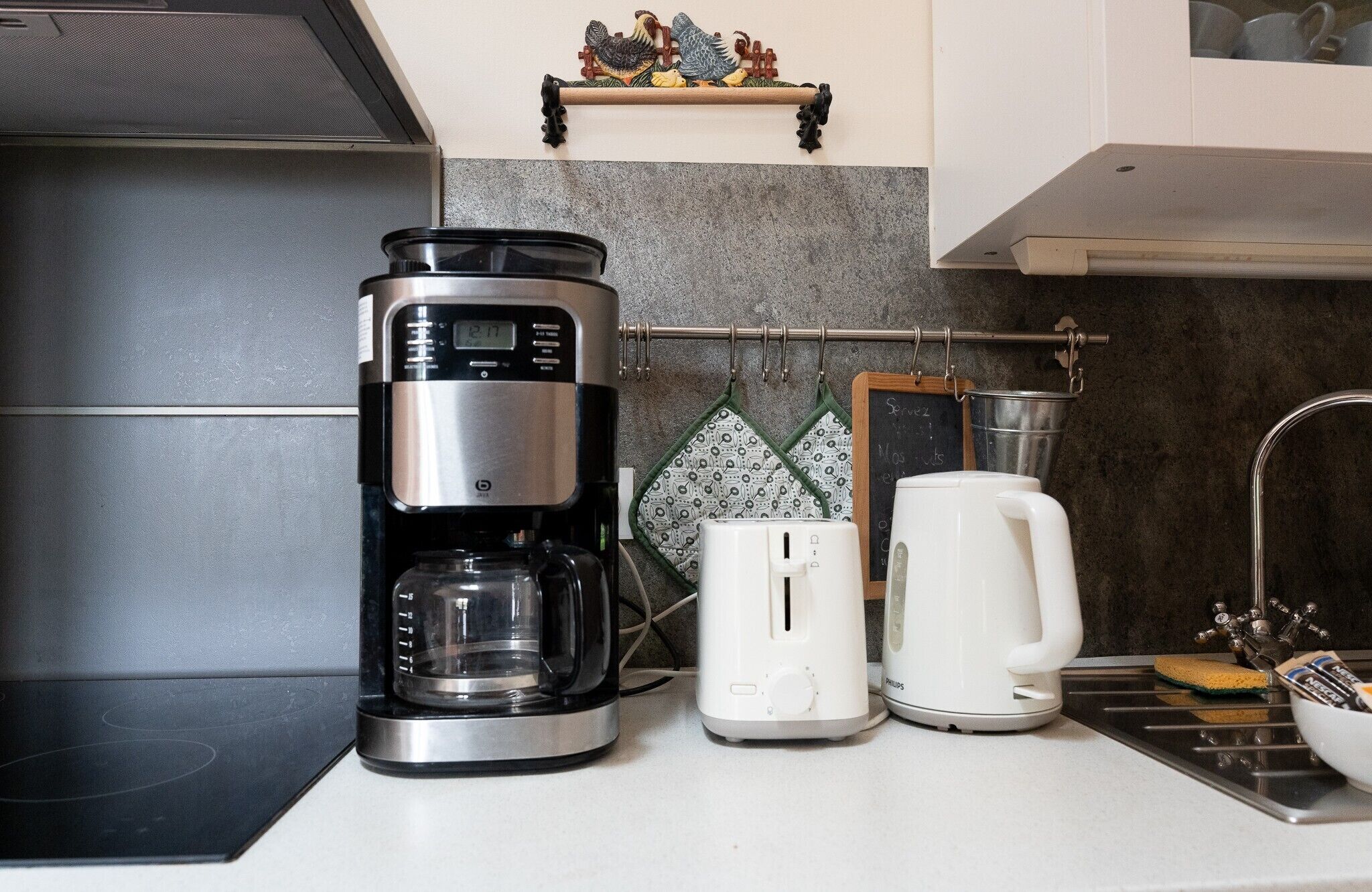 Een koelkast, een magnetron, een oven, een kookplaat