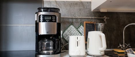 冷蔵庫、電子レンジ、オーブン、コンロ