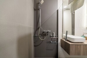 Een douche, een haardroger, handdoeken