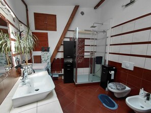 Douche, sèche-cheveux, serviettes fournies