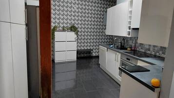 Kylskåp, mikrovågsugn, ugn och spishäll